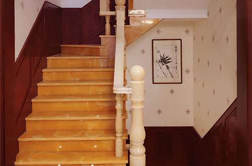渔薪镇中式别墅室内汉白玉石楼梯的定制安装装饰效果